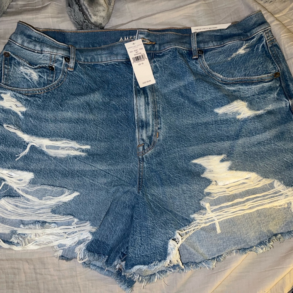 American Eagle jean shorts. NWT. Size 18.